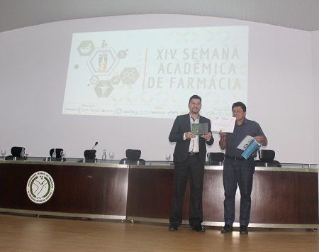 Coordenador do PPGCF, professor Emerson Silva Lima, recebeu do diretor em exercício da FCF, professor Antômnio Batista da Silva, placa de homenagem aos 10 anos do Programa de Pós-Graduação