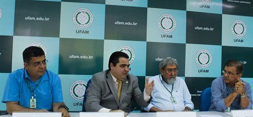 Autoridades universitárias durante entrevista coletiva sobre a obtenção da nota 4 junto ao MEC