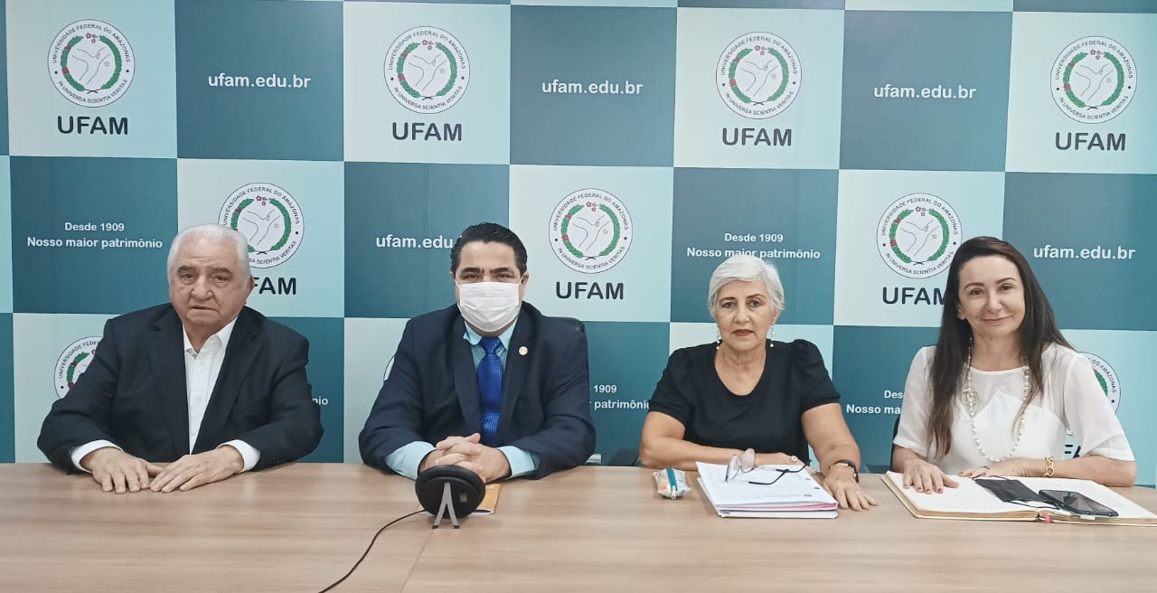 Relator José Russo, reitor Sylvio Puga, Ellen Conceição de Moraes e pró-reitora Maria da Glória Vitório Guimarães