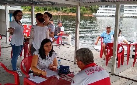 Internato Rural durante atendimento aos aquaviários da área da Marina do Davi